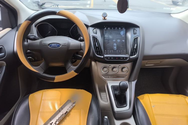 Used Ford Focus 2012 Sedan 1.6L Manual Comfort Model Center Console