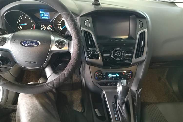 Used Ford Focus 2012 Hatchback 1.6L Automatic Fashion Edition Center Console