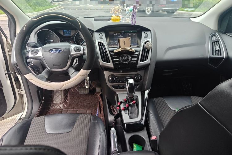Used Ford Focus 2012 Hatchback 1.6L Automatic Fashion Edition Center Console