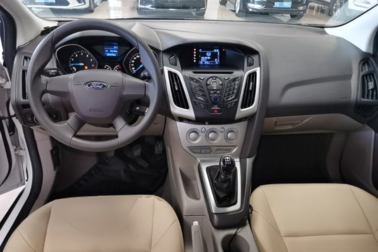 Used Ford Focus 2012 Sedan 1.6L Manual Comfort Model Center Console