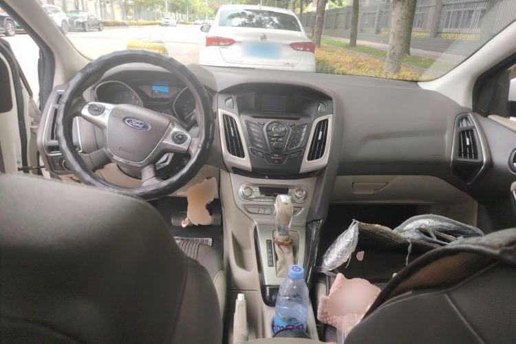 Used Ford Focus 2012 Sedan 1.6L Automatic Comfort Model Center Console
