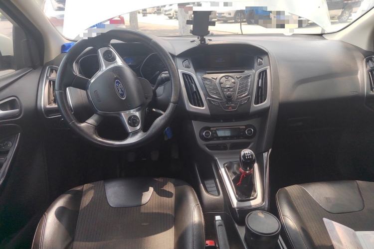 Used Ford Focus 2012 Sedan 1.6L Manual Fashion Edition Center Console