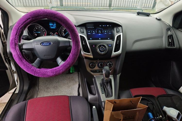 Used Ford Focus 2012 Hatchback 1.6L Automatic Comfort Model Center Console