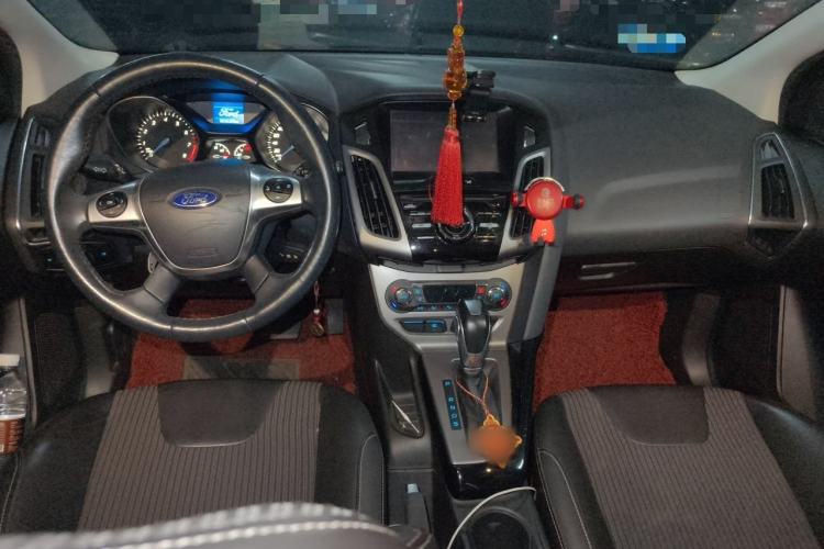 Used Ford Focus 2012 Hatchback 1.6L Automatic Fashion Edition Center Console