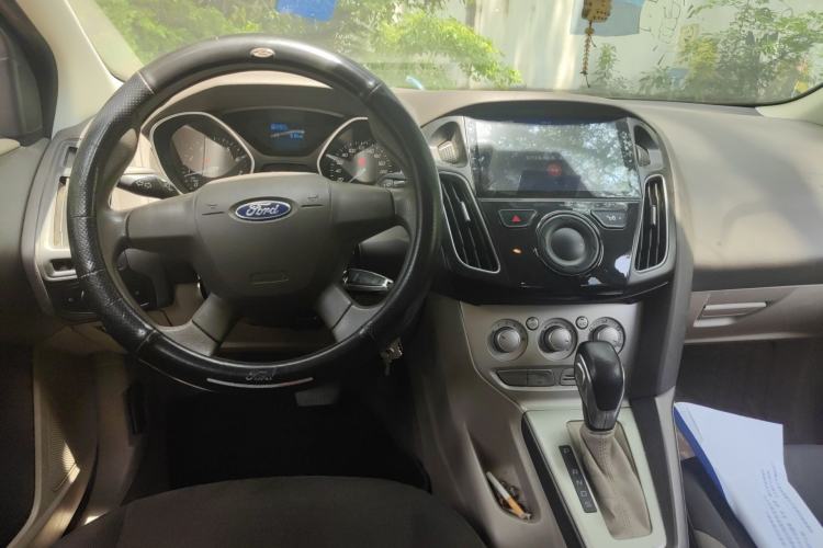 Used Ford Focus 2012 Sedan 1.6L Automatic Comfort Model Center Console