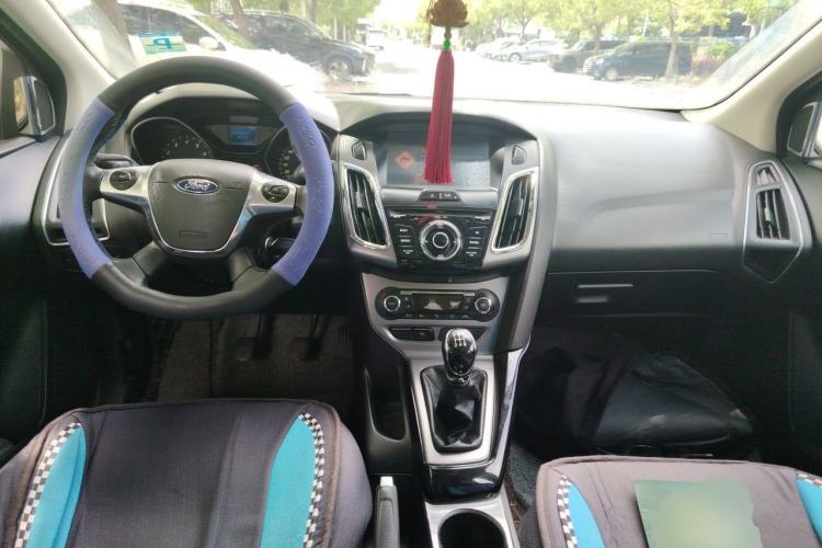 Used Ford Focus 2012 Sedan 1.6L Manual Fashion Edition Center Console
