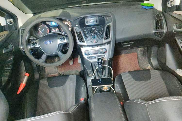 Used Ford Focus 2012 Sedan 1.6L Manual Fashion Edition Center Console