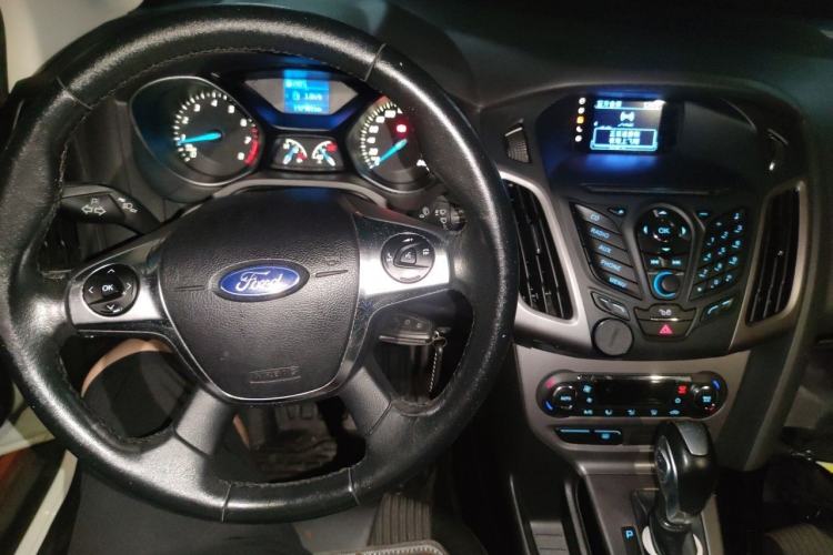 Used Ford Focus 2012 Sedan 1.6L Automatic Fashion Edition Center Console
