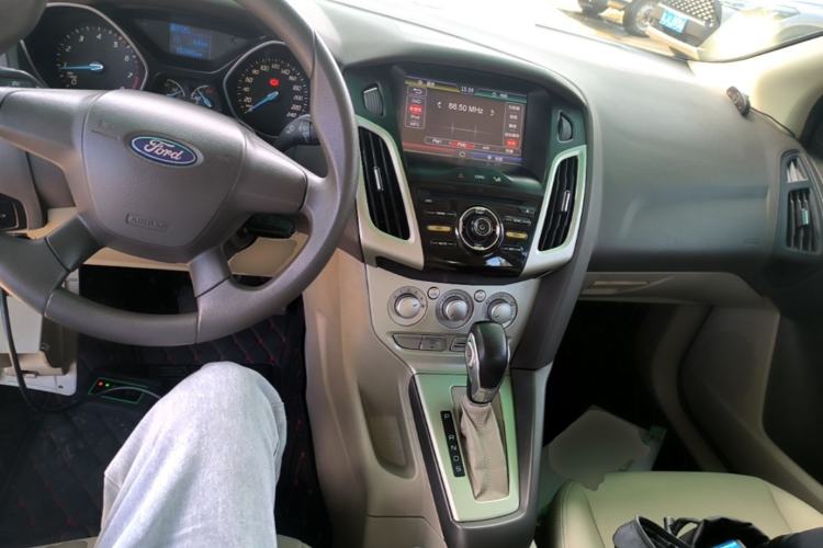 Used Ford Focus 2012 Sedan 1.6L Automatic Comfort Model Center Console