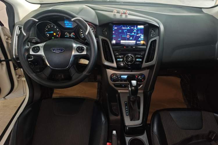 Used Ford Focus 2012 Hatchback 1.6L Automatic Fashion Edition Center Console