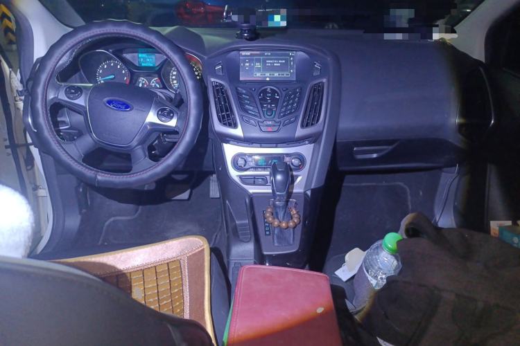 Used Ford Focus 2012 Sedan 1.6L Automatic Fashion Edition Center Console