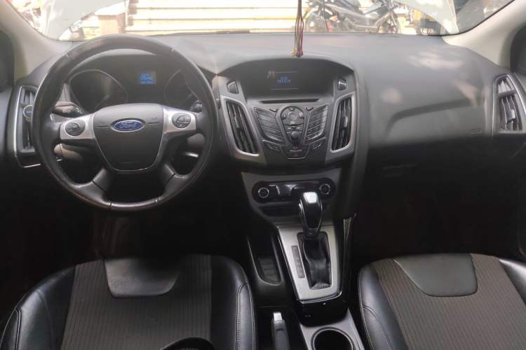 Used Ford Focus 2012 Sedan 1.6L Automatic Fashion Edition Center Console