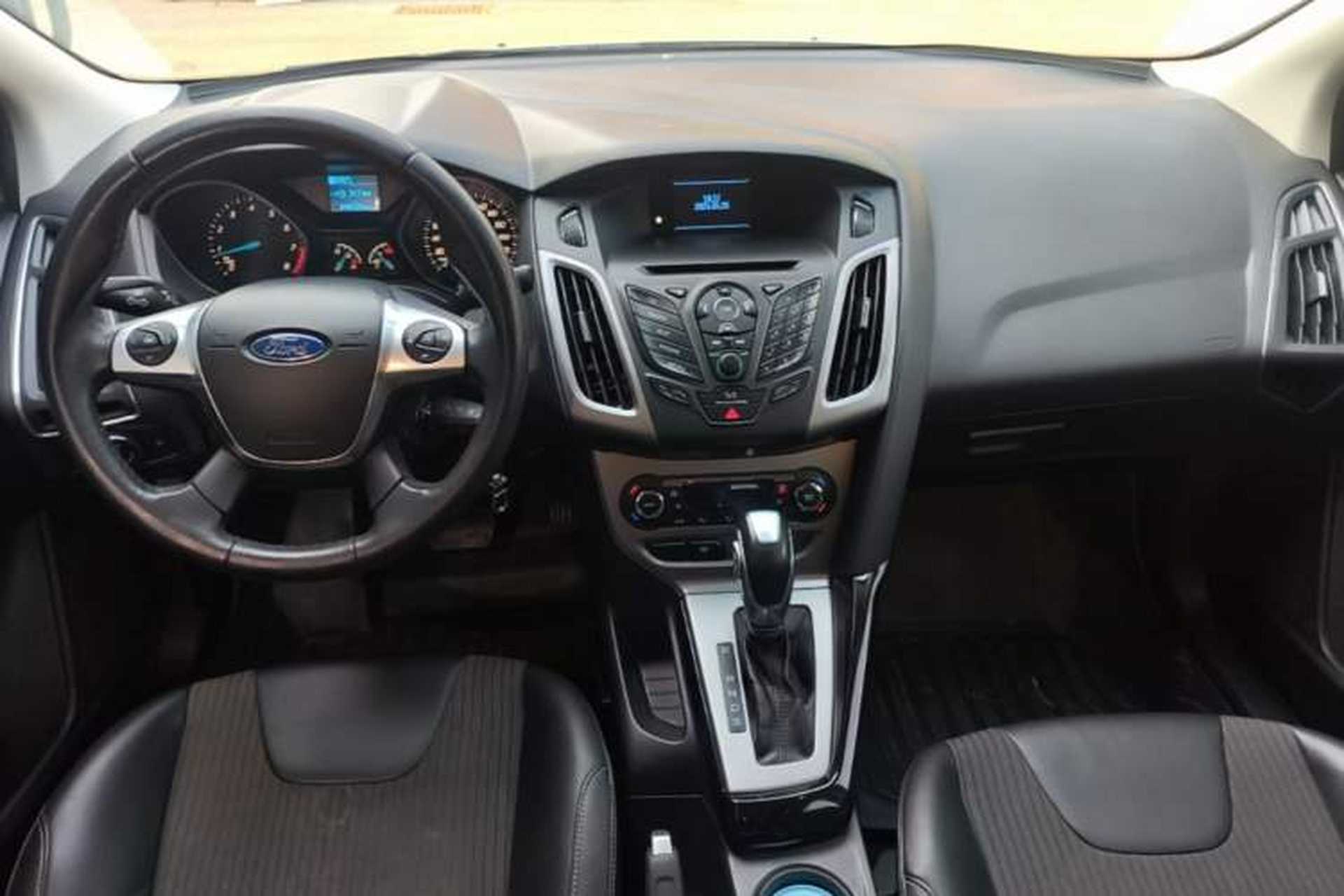 Used Ford Focus 2012 Sedan 1.6L Automatic Fashion Edition Center Console