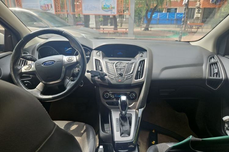 Used Ford Focus 2012 Sedan 1.6L Automatic Fashion Edition Center Console