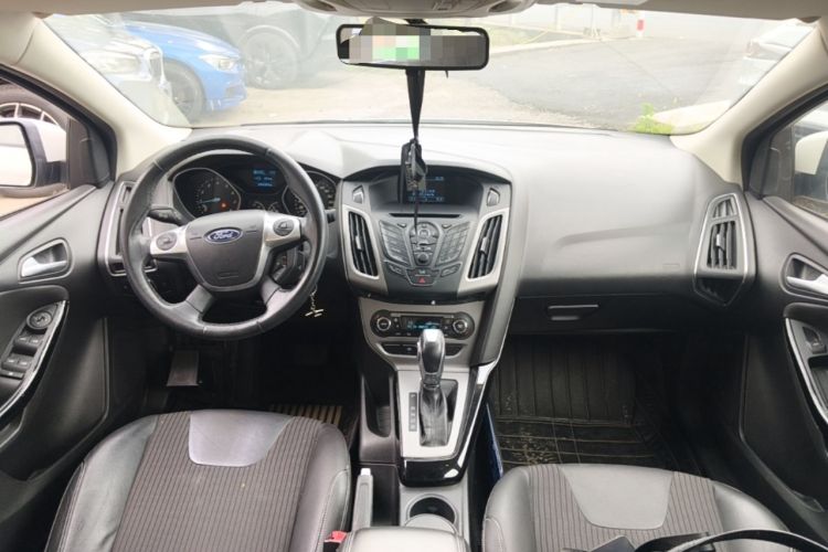 Used Ford Focus 2012 Sedan 1.6L Automatic Fashion Edition Center Console