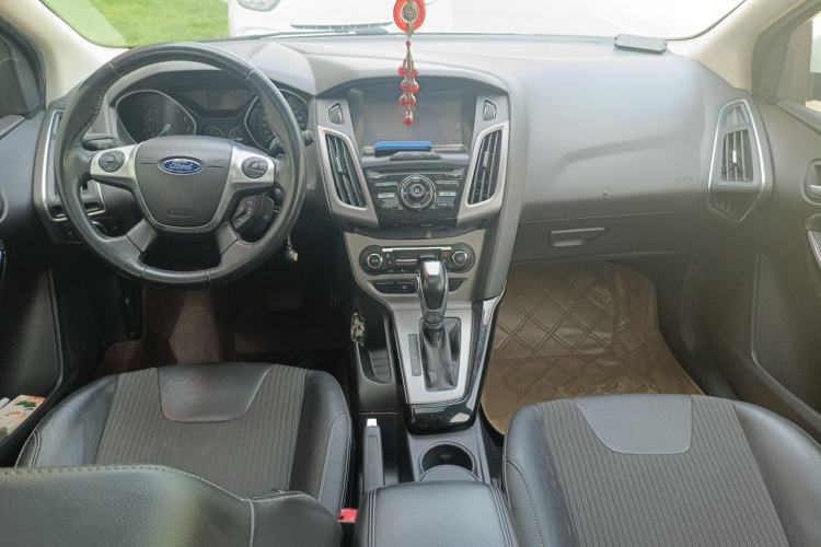 Used Ford Focus 2012 Hatchback 1.6L Automatic Fashion Edition Center Console