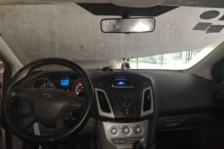 Used Ford Focus 2012 Sedan 1.6L Manual Comfort Model Center Console