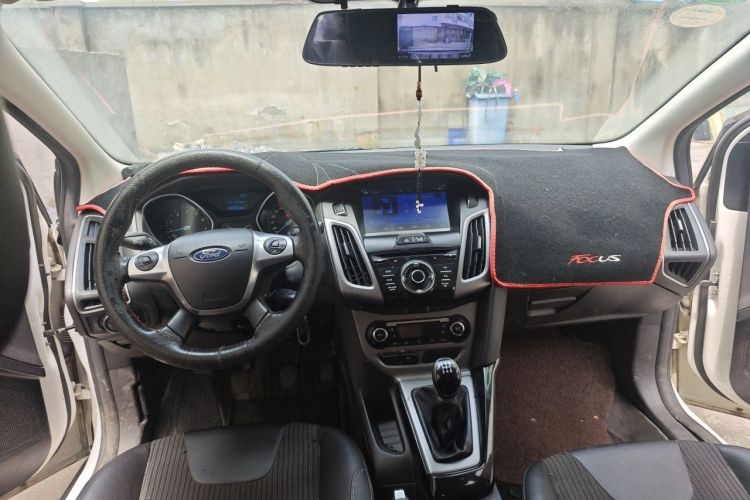 Used Ford Focus 2012 Sedan 1.6L Manual Fashion Edition Center Console