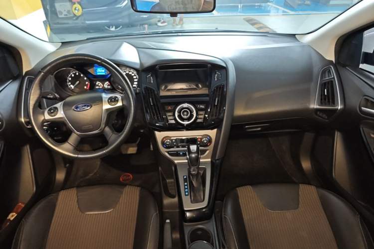 Used Ford Focus 2012 Hatchback 1.6L Automatic Fashion Edition Center Console
