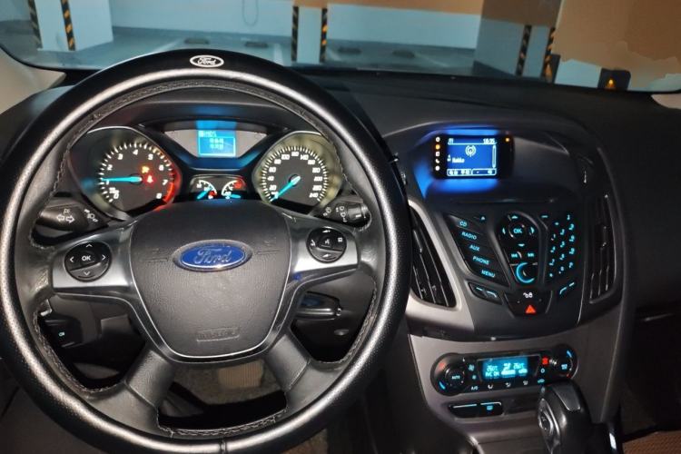 Used Ford Focus 2012 Sedan 1.6L Automatic Fashion Edition Center Console