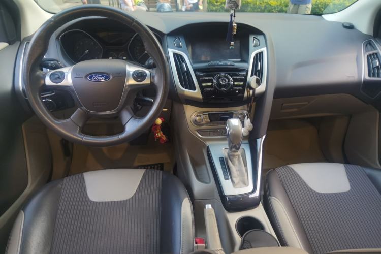 Used Ford Focus 2012 Sedan 1.6L Automatic Fashion Edition Center Console