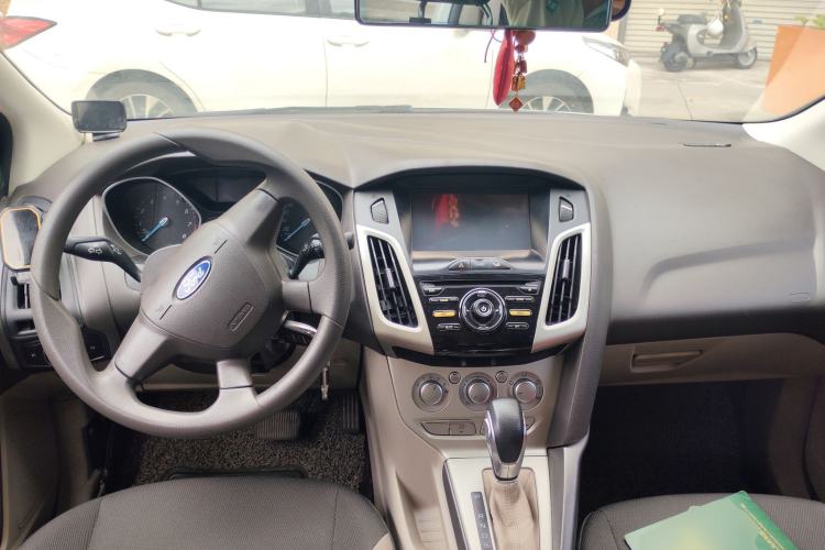 Used Ford Focus 2012 Sedan 1.6L Automatic Comfort Model Center Console