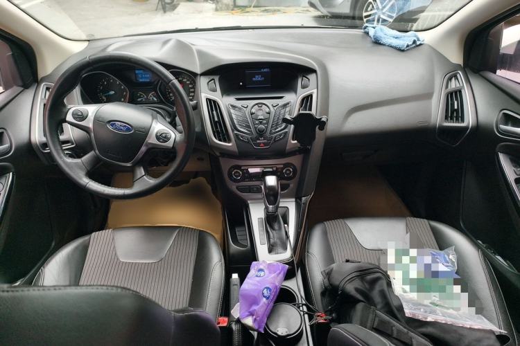 Used Ford Focus 2012 Sedan 1.6L Automatic Fashion Edition Center Console