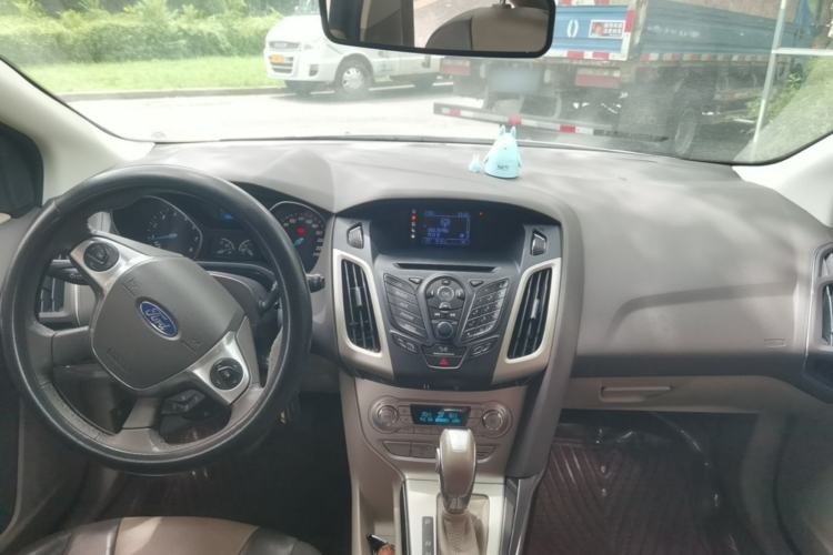 Used Ford Focus 2012 Hatchback 1.6L Automatic Fashion Edition Center Console