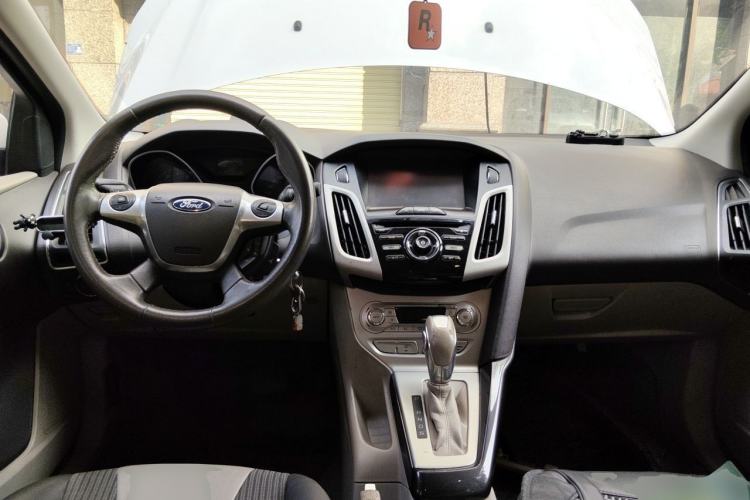 Used Ford Focus 2012 Sedan 1.6L Automatic Fashion Edition Center Console