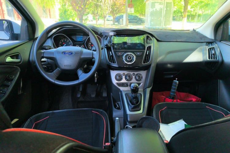 Used Ford Focus 2012 Hatchback 1.6L Manual Comfort Model Center Console