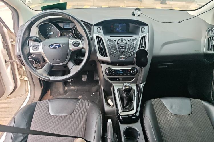 Used Ford Focus 2012 Sedan 1.6L Manual Fashion Edition Center Console