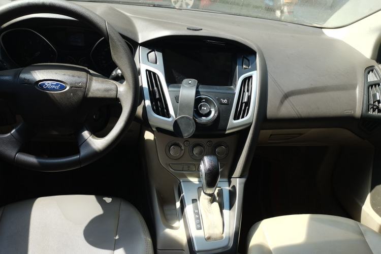 Used Ford Focus 2012 Sedan 1.6L Automatic Comfort Model Center Console