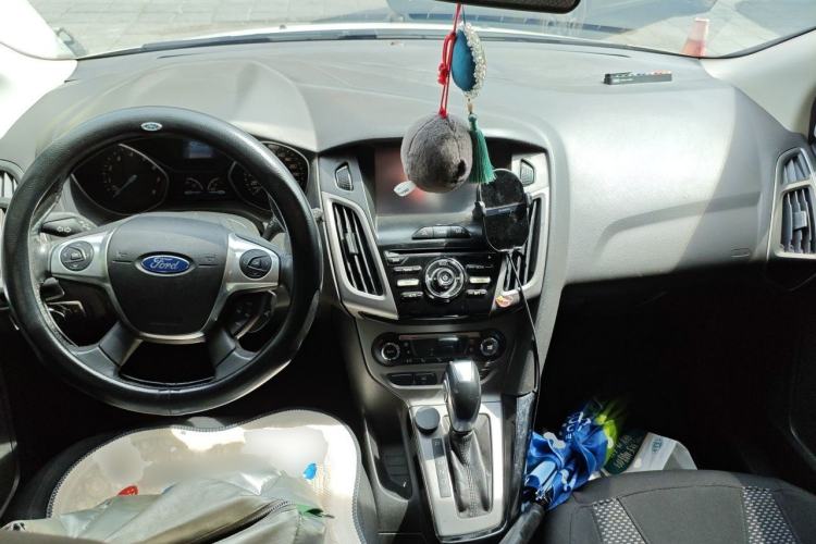 Used Ford Focus 2012 Hatchback 1.6L Automatic Fashion Edition Center Console