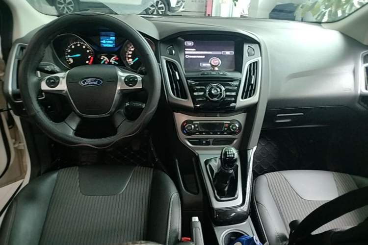 Used Ford Focus 2012 Hatchback 1.6L Manual Fashion Edition Center Console