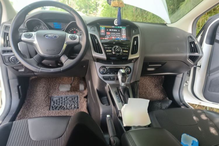Used Ford Focus 2012 Sedan 1.6L Automatic Fashion Edition Center Console