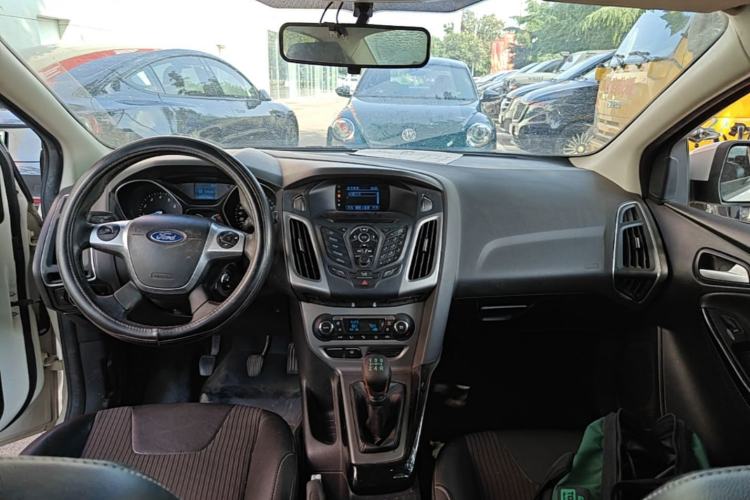 Used Ford Focus 2012 Sedan 1.6L Manual Fashion Edition Center Console