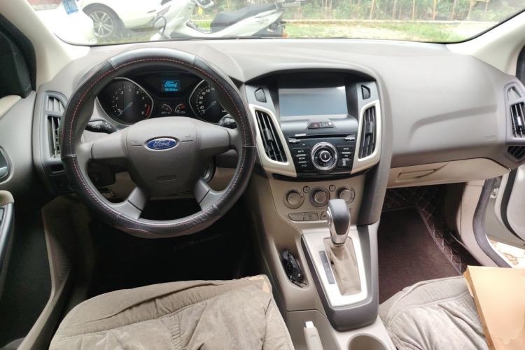 Used Ford Focus 2012 Sedan 1.6L Automatic Comfort Model Center Console