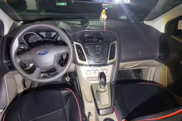 Used Ford Focus 2012 Sedan 1.6L Automatic Comfort Model Center Console