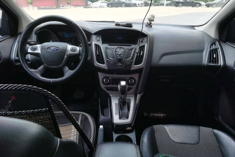 Used Ford Focus 2012 Hatchback 1.6L Automatic Fashion Edition Center Console