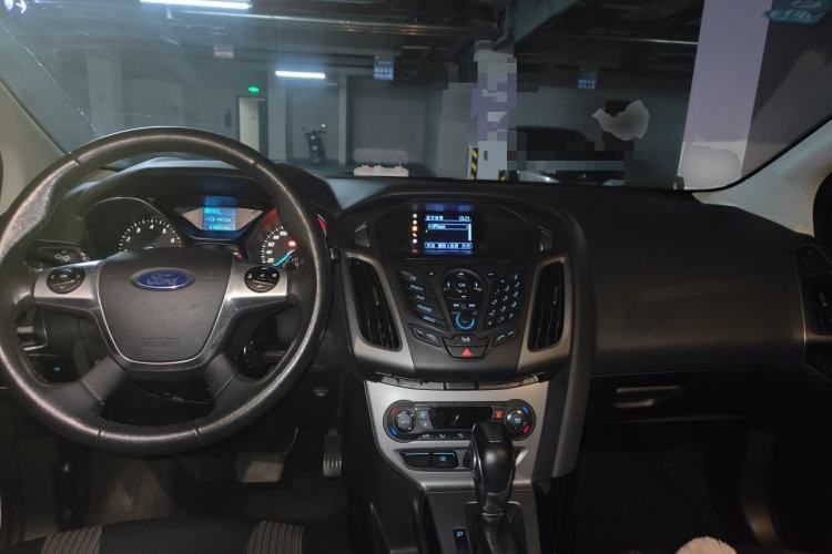 Used Ford Focus 2012 Hatchback 1.6L Automatic Fashion Edition Center Console
