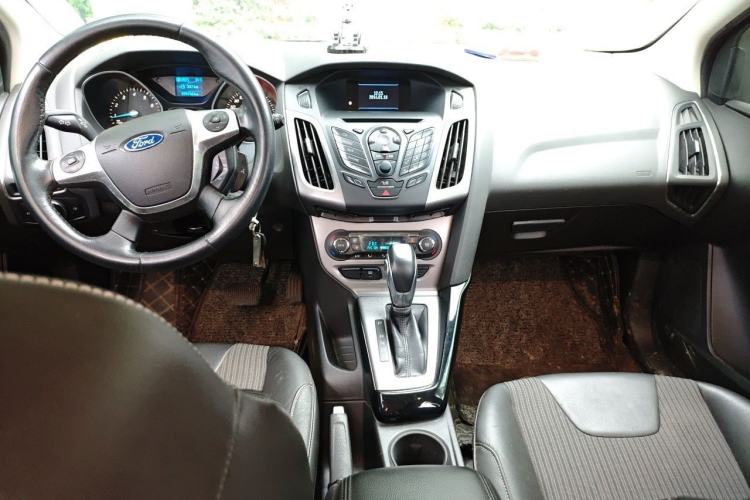Used Ford Focus 2012 Hatchback 1.6L Automatic Fashion Edition Center Console