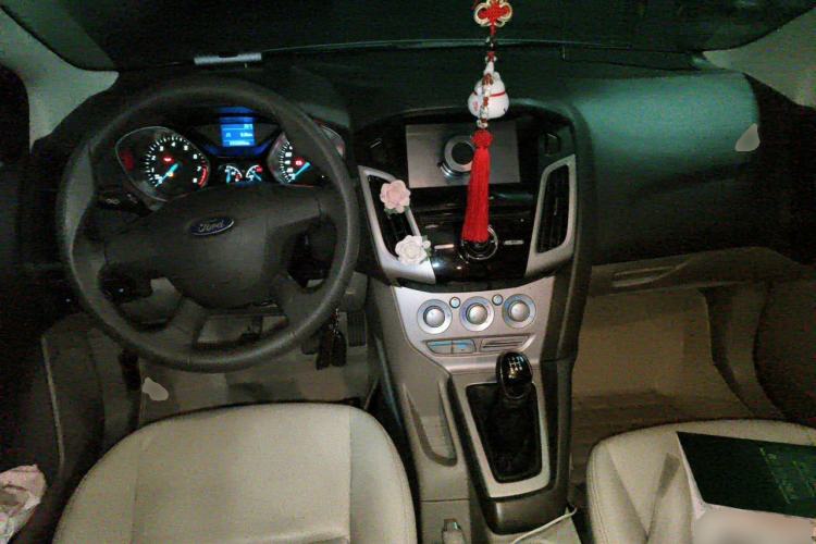 Used Ford Focus 2012 Sedan 1.6L Manual Comfort Model Center Console