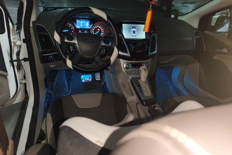 Used Ford Focus 2012 Sedan 1.6L Automatic Fashion Edition Center Console
