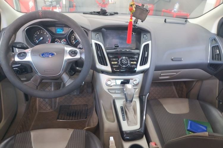 Used Ford Focus 2012 Sedan 1.6L Automatic Fashion Edition Center Console