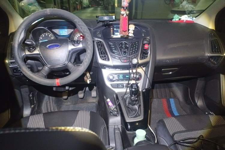 Used Ford Focus 2012 Hatchback 1.6L Manual Fashion Edition Center Console