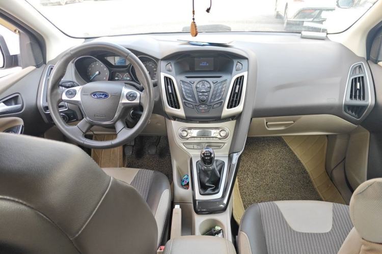 Used Ford Focus 2012 Sedan 1.6L Manual Fashion Edition Center Console
