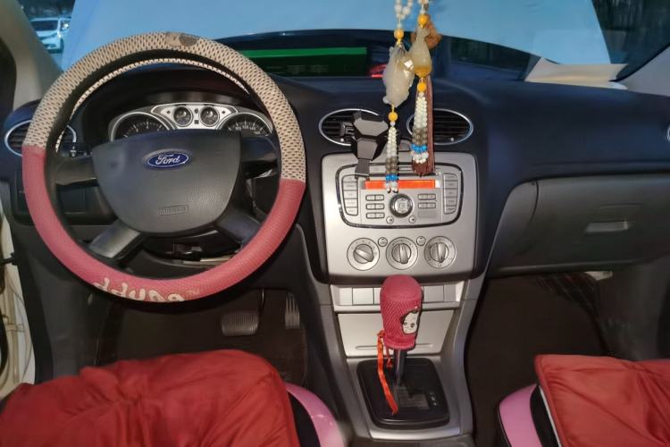 Used Ford Focus 2012 Hatchback Classic 1.8L Automatic Base Model Center Console