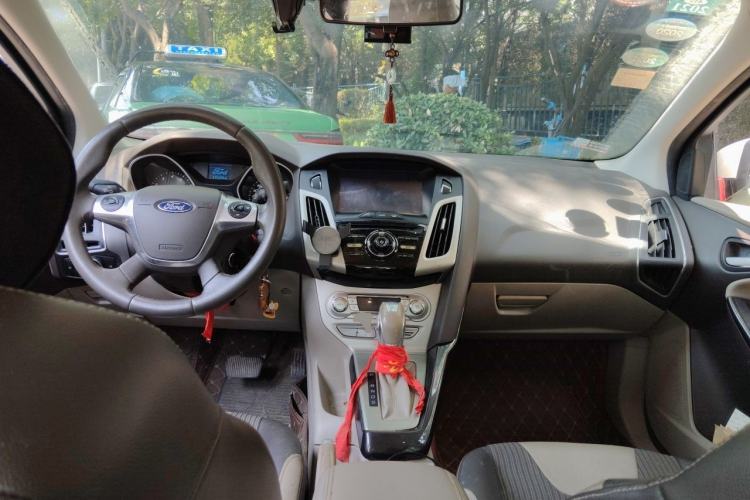Used Ford Focus 2012 Sedan 1.6L Automatic Fashion Edition Center Console