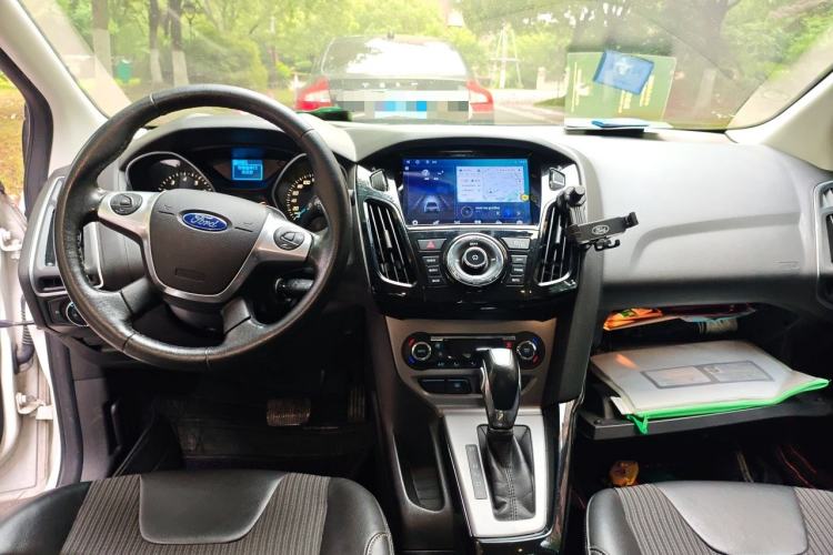 Used Ford Focus 2012 Sedan 1.6L Automatic Fashion Edition Center Console