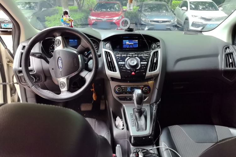 Used Ford Focus 2012 Sedan 1.6L Automatic Fashion Edition Center Console